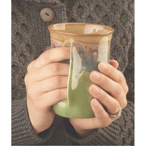 CLAY IN MOTION Hand-Warmer Pottery Mug Right hand